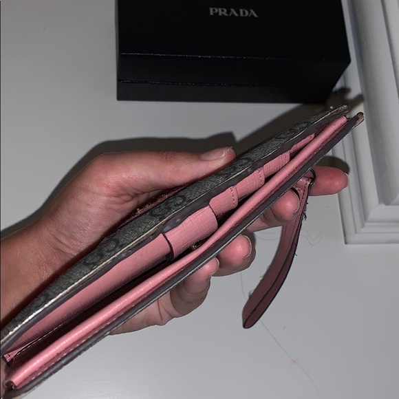 Authentic GUCCI wallet/wristlet - Picture 3 of 10